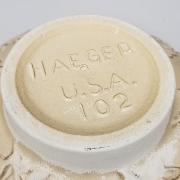 Haeger 102 Pedestal Bowl Beige Cream Tan Embossed Scroll Leaf Pattern USA - Picture 6 of 12